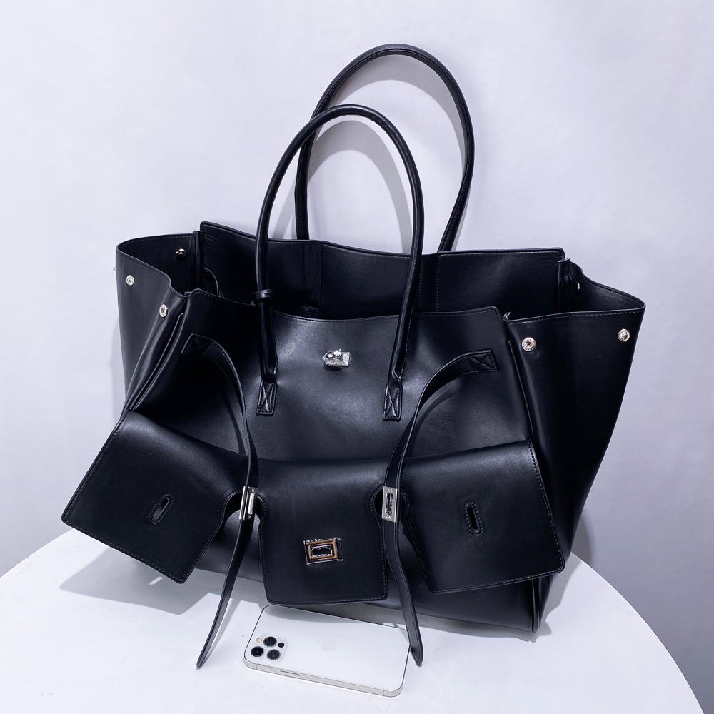 Travel Accessories Luxury Brands - حقيبة سفر فاخرة بتصميم أنيق وسعة