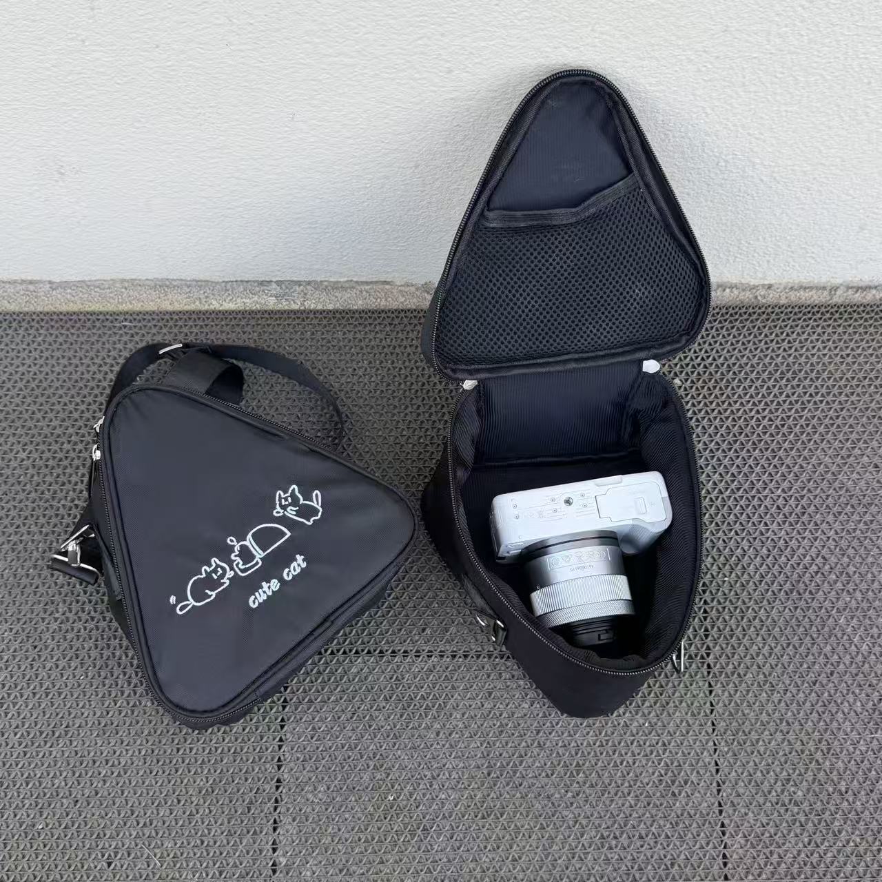 Camera Bag Travel - حقيبة كاميرا مثلثة الشكل بتصميم كرتوني