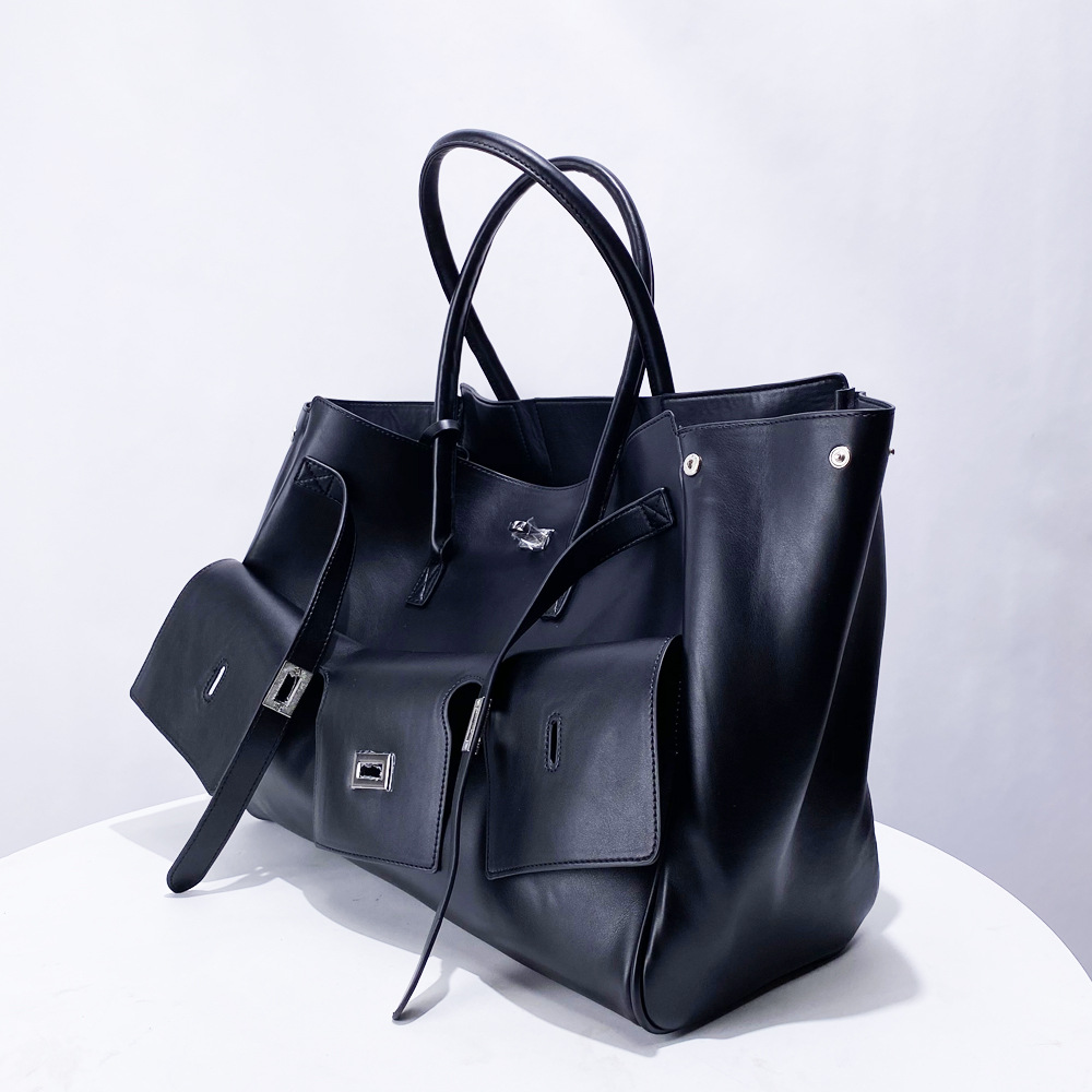 حقيبة سفر فاخرة بتصميم أنيق وس - مراجعة Travel Accessories Luxury Brands وسعره