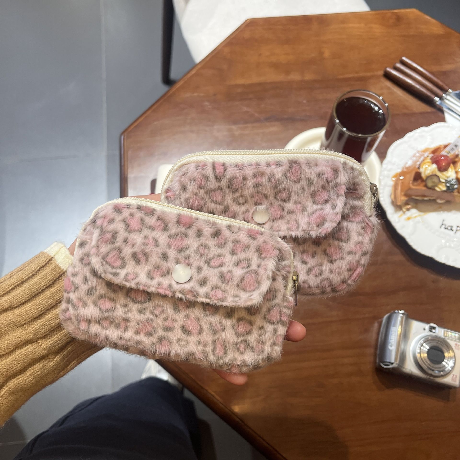 محفظة نقود معدنية بطبعة الفهد  - مراجعة Camera Bag Travel وسعره