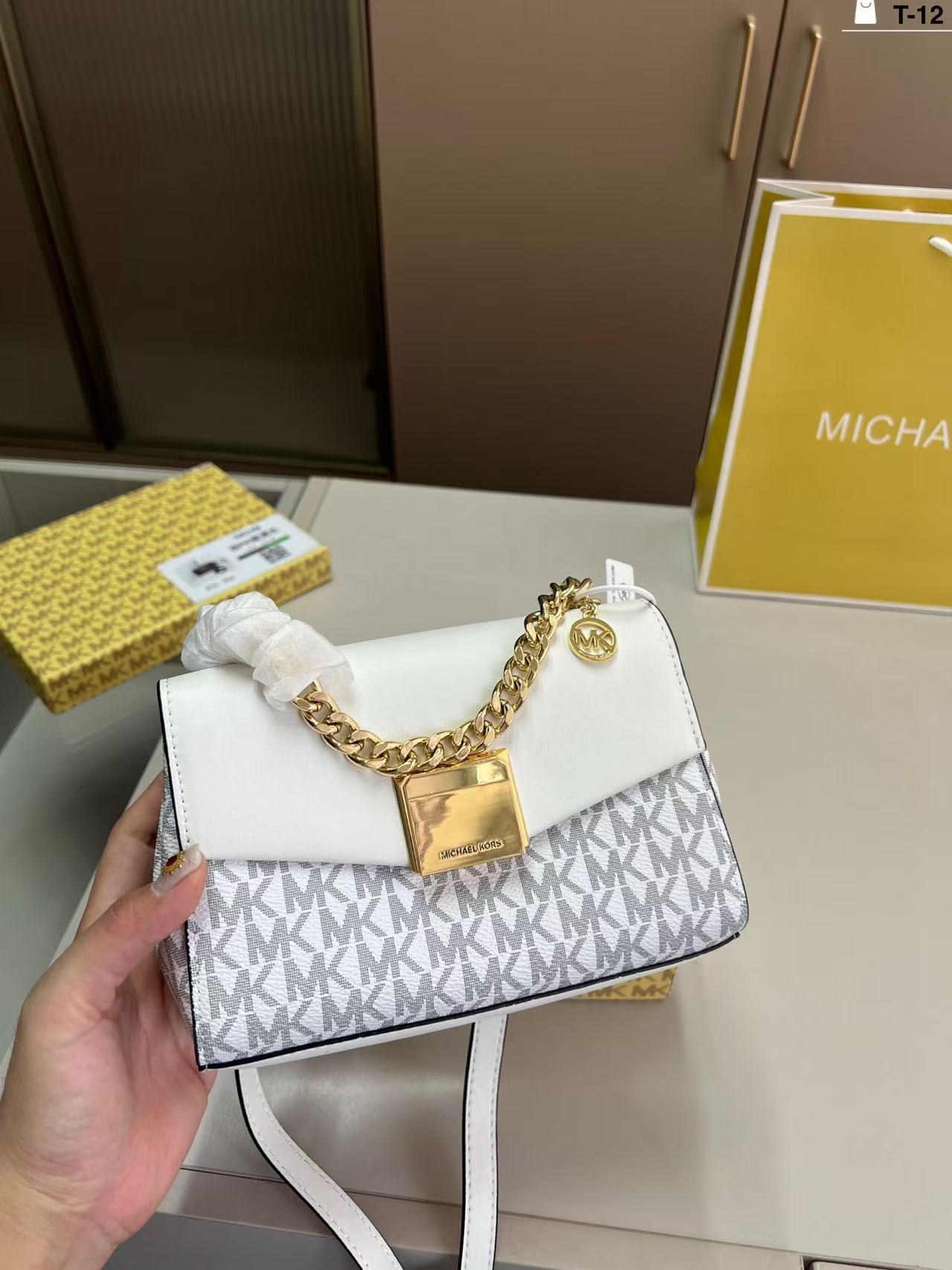 حقيبة كتف نسائية فاخرة من مايك - مراجعة Travel Accessories Luxury Brands وسعره