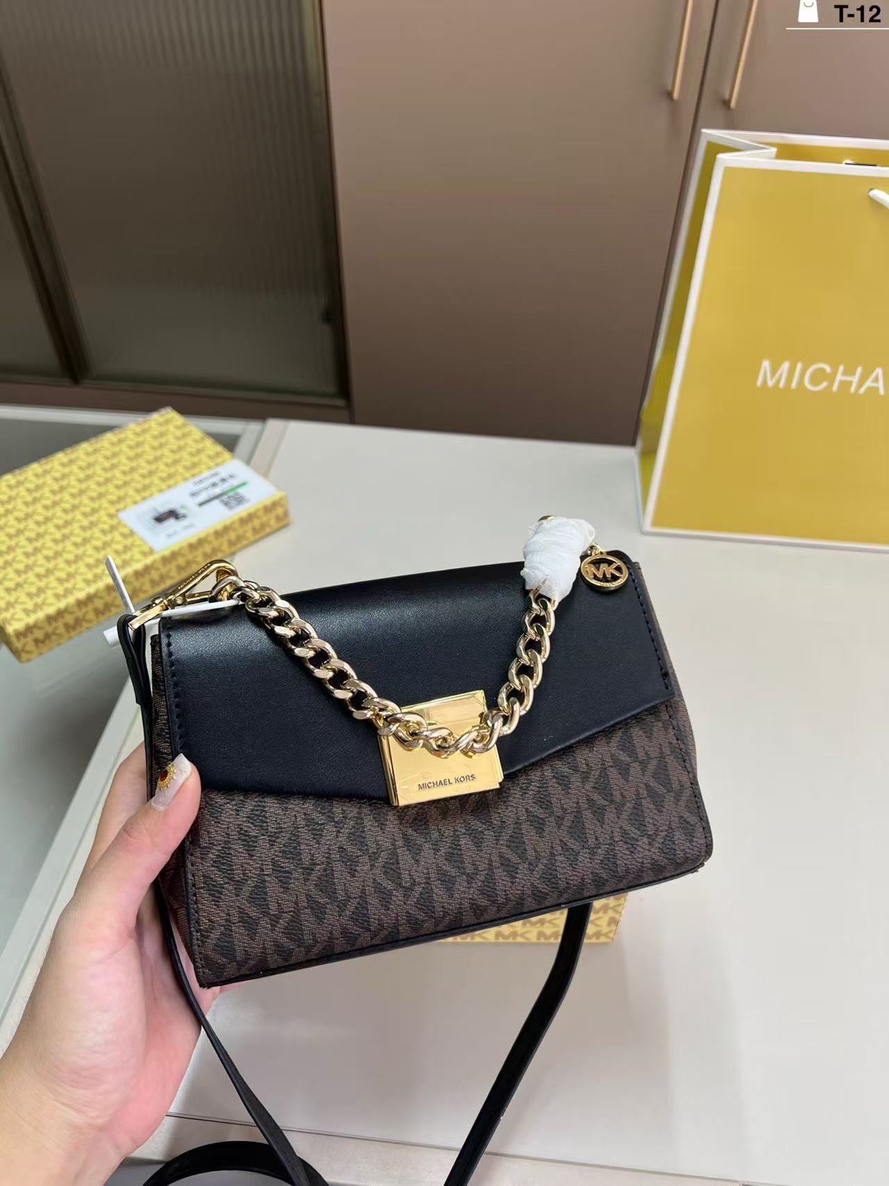 حقيبة كتف نسائية فاخرة من مايك - مراجعة Travel Accessories Luxury Brands وسعره