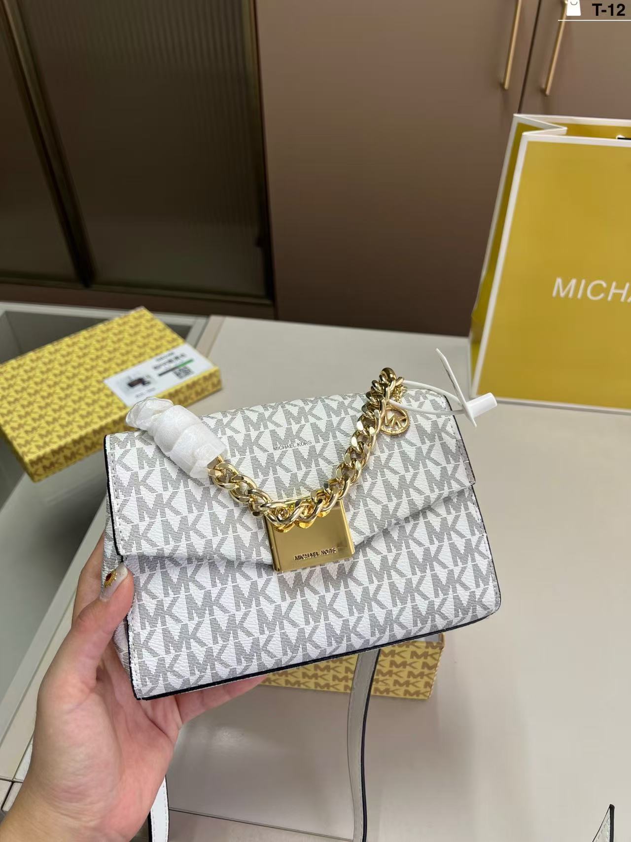 حقيبة كتف نسائية فاخرة من مايك - مراجعة Travel Accessories Luxury Brands وسعره